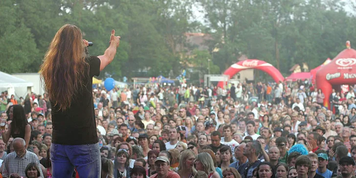 Vstupenky na oblíbený festival Okoř se šťávou! Open air fesťák nabitý zvučnými jmény – Olympic, Mandrage, Václav Neckář, Wohnout a další pecky.