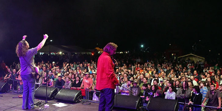 Vstupenky na oblíbený festival Okoř se šťávou! Open air fesťák nabitý zvučnými jmény – Olympic, Mandrage, Václav Neckář, Wohnout a další pecky.