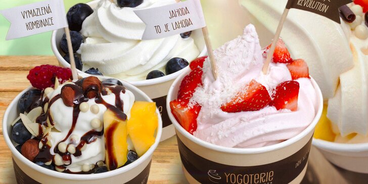 200 g Frozen Yogurtu s čerstvým ovocem a posypy dle vaší fantazie