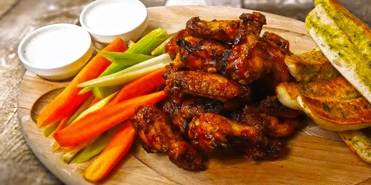 1 kg kuřecích křidélek s výtečnou přílohou pro dva
