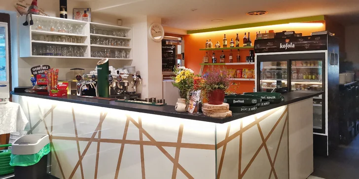 U restaurace je parkoviště. 