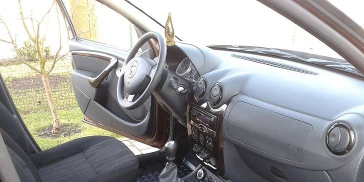 Vánoční čištění interiéru vozidla pěkně od podlahy