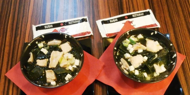 Sushi menu s polévkou a salátem
