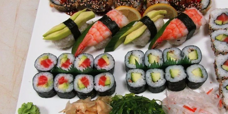 Sushi menu s polévkou a salátem