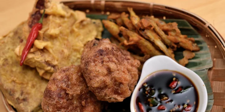 Mixed on-tray Perkedel - zemiakový koláč, smažené ančovičky,tempe mendoan 