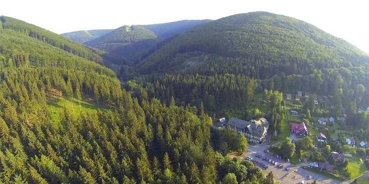 Jarní odpočinek v Beskydech s polopenzí a relaxací ve vířivce pro dva