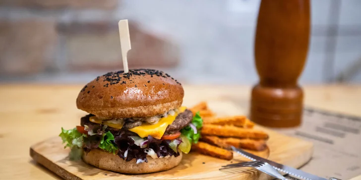 500 g Hľuzovkový hovädzí burger s hranolčekmi: 100 % hovädzie mäso, hľuzovka, syr gouda, mix šalát, cibuľa, kyslá uhorka, majonéza, slanina, domáca žemľa, domáce hranolčeky