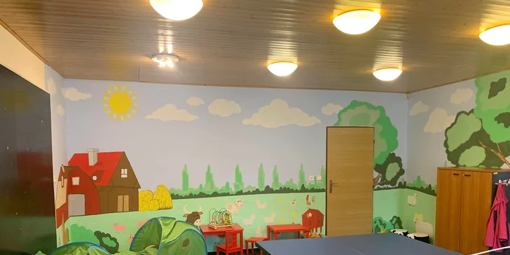 Na malé neposedy čeká vnitřní koutek, venkovní hřiště a trampolíny.