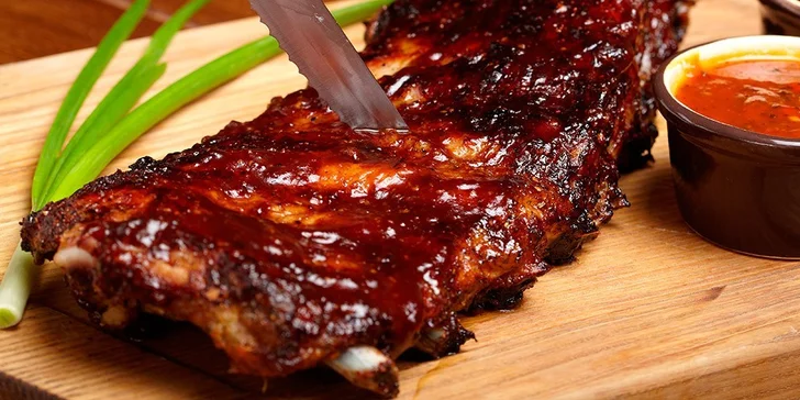 2 kg marinovaných vepřových žeber pro partu přátel