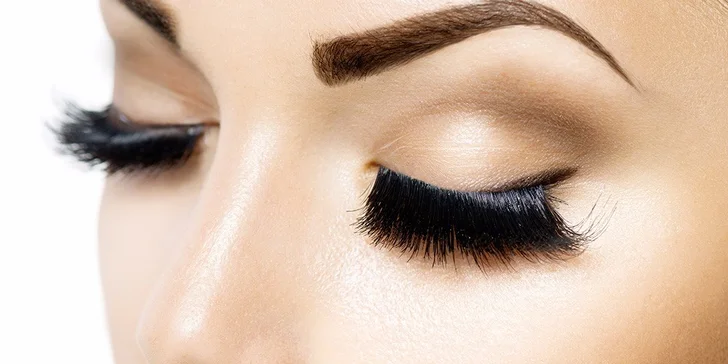 Prodlužování řas metodou řasa na řasu značky Blink Lashes