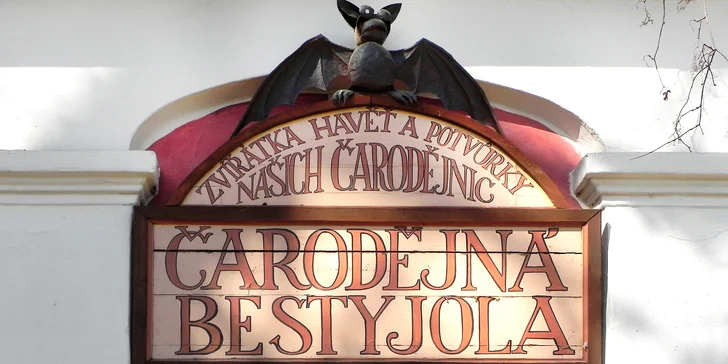 Čarodějnou Bestyjolu najdete na hradním nádvoří.