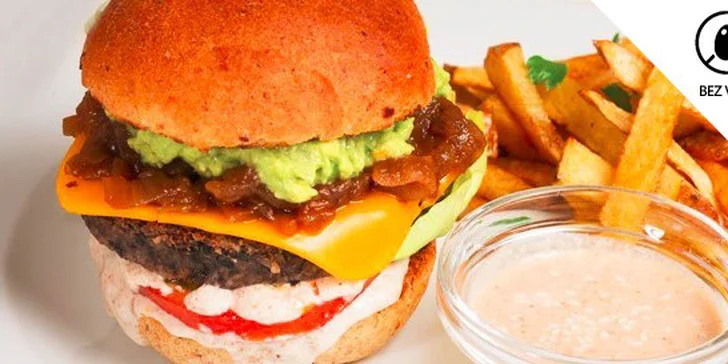 Dva veganské burgery s přílohou ve Veggie Pointu - organic bistro