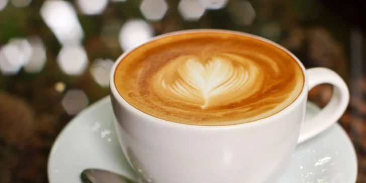 Dvě krémová cappuccina a dvě lahodná tiramisu v italské kavárně Zlato, co si dáš?