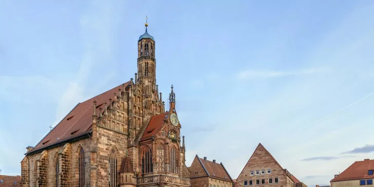 Nechybí zpáteční vlaková jízdenka z Prahy přes Plzeň a Domažlice a služby průvodce.