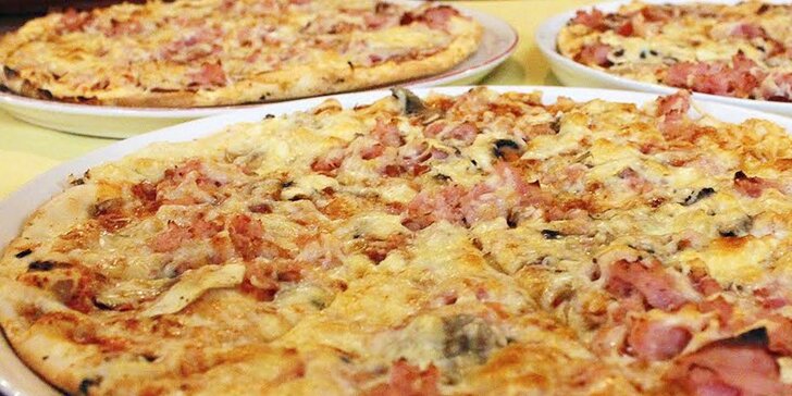 Jedna nebo dvě výborné pizzy dle výběru: šunková, salámová, s brusinkami i s dary moře