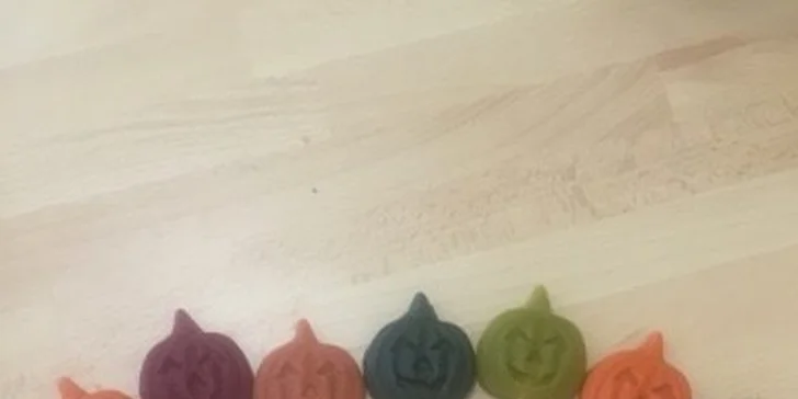Vlastnoruční vyrábění svíček nebo ozdob na Halloween