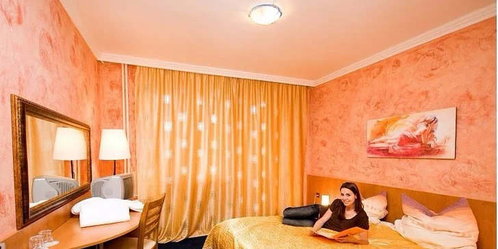 Většina pokojů má balkón, ve všech najdete koupelnu a WC, TV, Wi-Fi připojení a župan (pro dospělé osoby). 