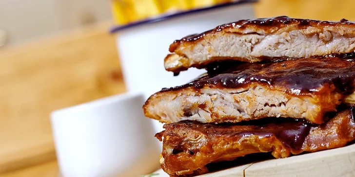 1 kg luxusně masitých zauzených grilovaných žebírek