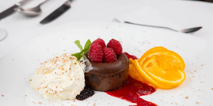 Lávový brownies preliaty malinovou polevou