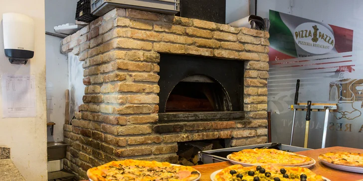 V Pizza Pazza sa pizza pečie v peci na drevo