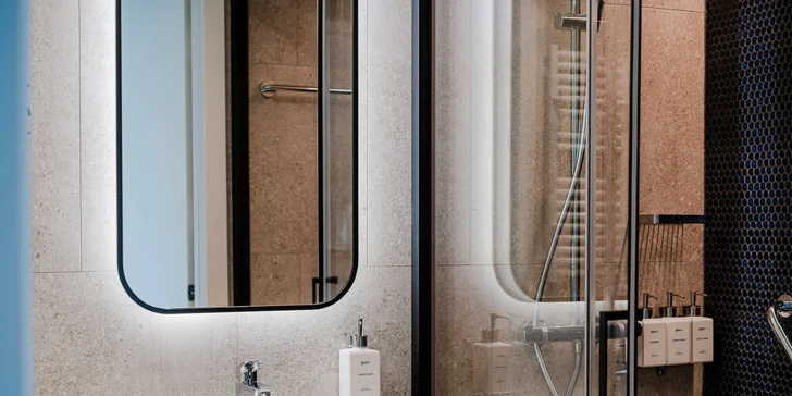 Súkromná kúpeľňa ponúka moderný sprchovací kút, WC, fén, župan a papuče aj hotelovú kozmetiku.