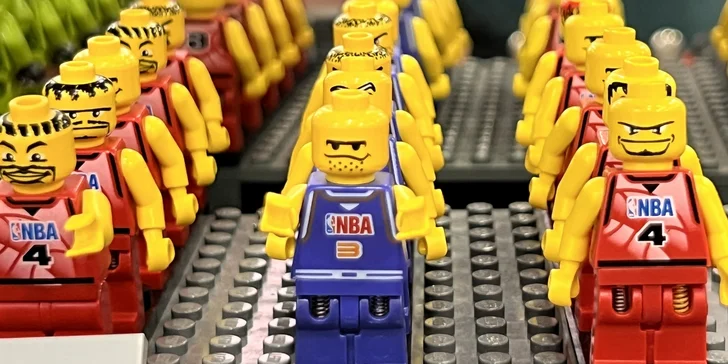LEGO® figurky, klíčenka pro páry nebo kostky na váhu dle vlastního výběru