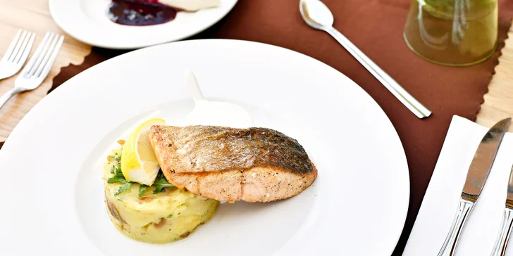 Hlavním chodem může být losos nebo hovězí rib eye steak.