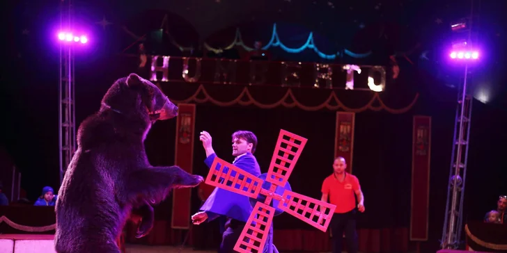 Show trvá přibližně 2,5 hodiny.