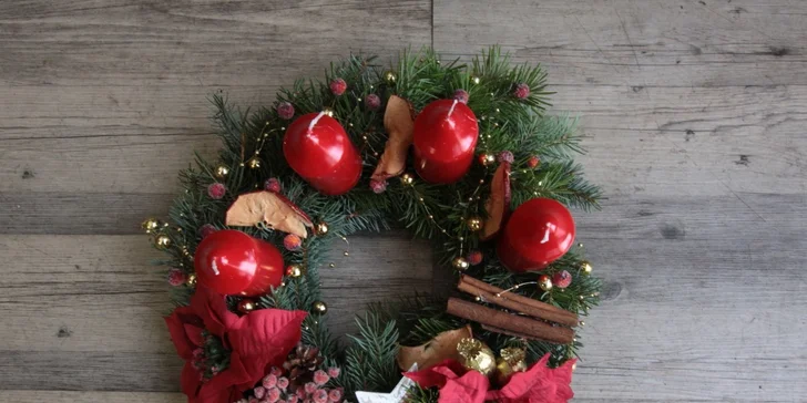 Krásně zdobené adventní věnce včetně svíček