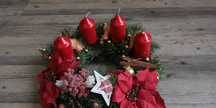 Krásně zdobené adventní věnce včetně svíček