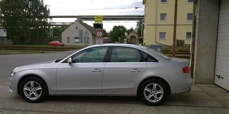 Vánoční čištění interiéru vozidla pěkně od podlahy