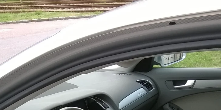 Vánoční čištění interiéru vozidla pěkně od podlahy