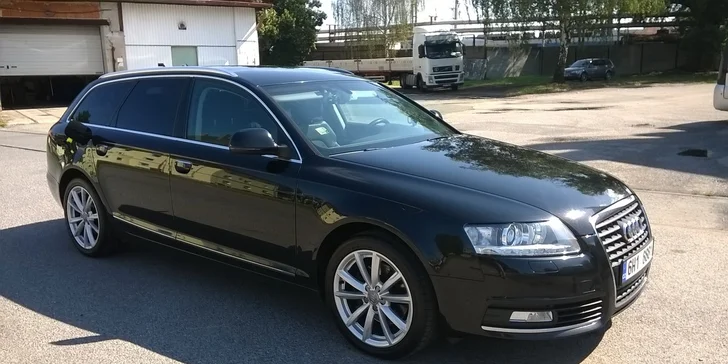 Vánoční čištění interiéru vozidla pěkně od podlahy