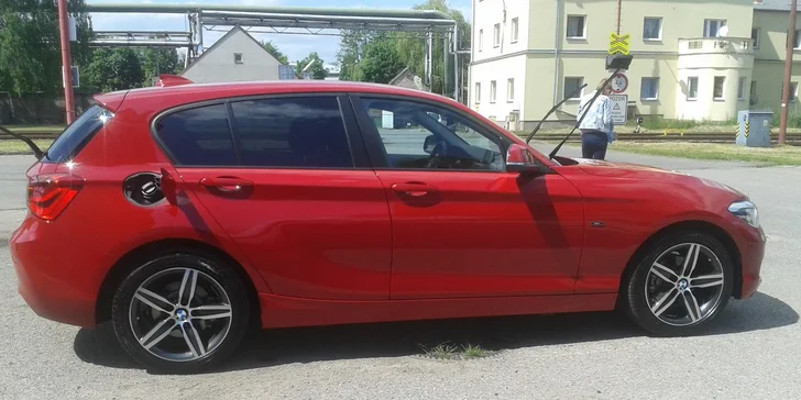 Vánoční čištění interiéru vozidla pěkně od podlahy