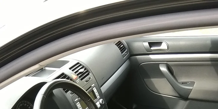 Vánoční čištění interiéru vozidla pěkně od podlahy