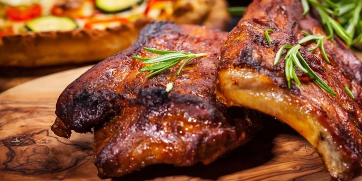 Pečených 850g vepřových pikantních žebírek