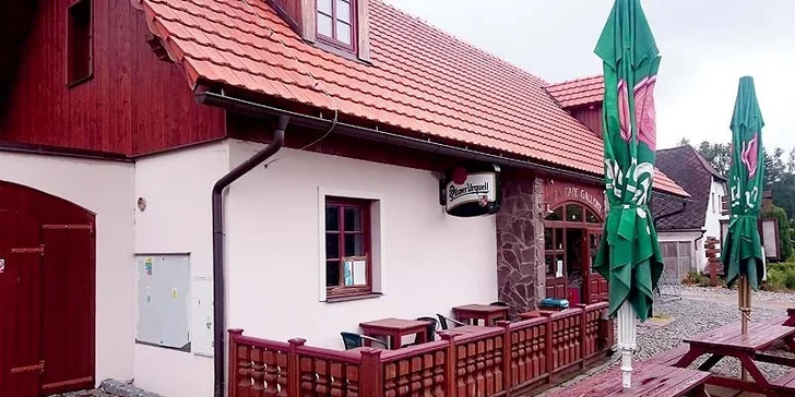 Posedět můžete i na venkovní zahrádce.