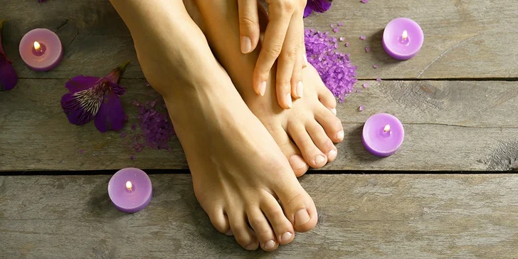 Wellness pedikúra s relaxační masáží, peelingem a zábalem chodidel