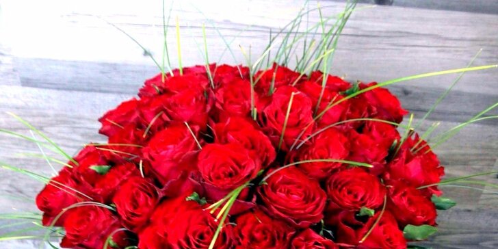 50 rudých růží v délce 60 cm