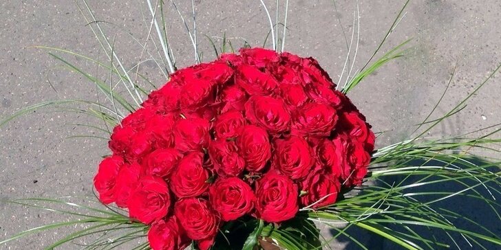 Pugét 50 čerstvě řezaných rudých růží na dlouhém stonku