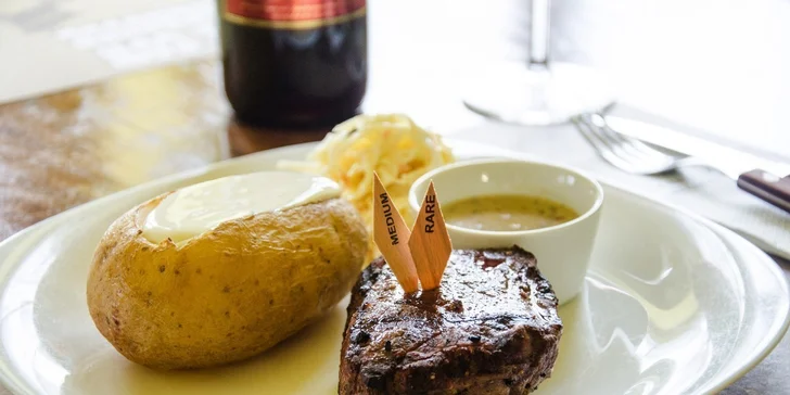 Vyvážené 2chodové menu včetně lahve vína pro dva v Crazy Cow