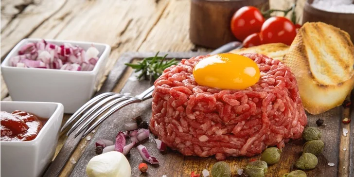 300g tatarský biftek a desatero topinek s česnekem