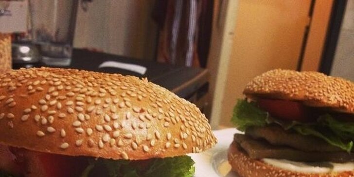 Dva vegan Robi burgery s domácí limonádou v MomentCafé
