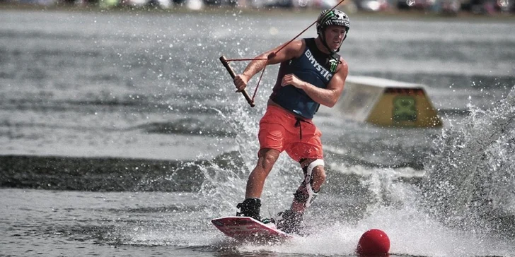 Dvě hodiny na wakeboardu včetně vybavení a instruktáže
