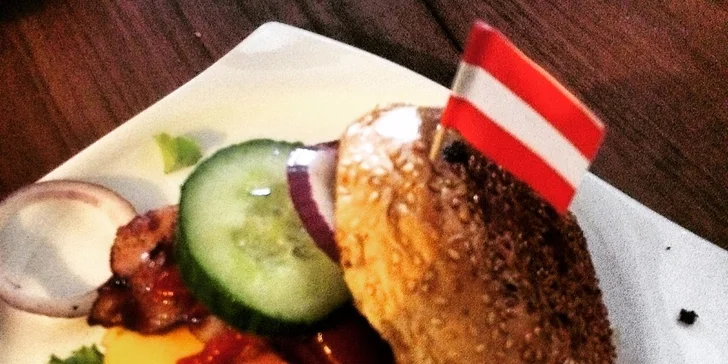Dva šťavnaté hamburgery a dva domácí zákusky