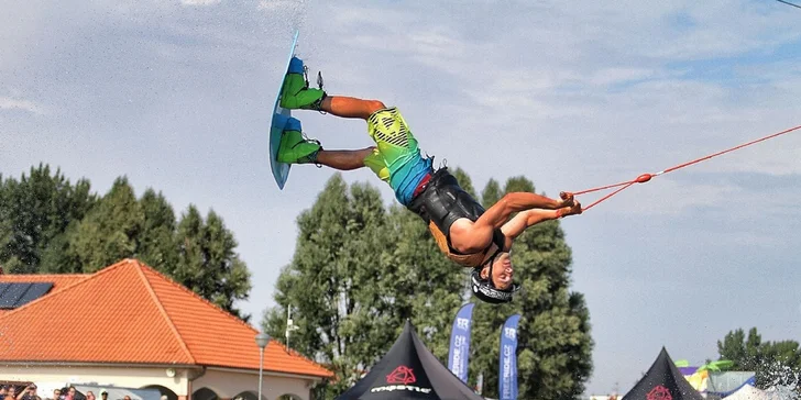 Dvě hodiny na wakeboardu včetně vybavení a instruktáže