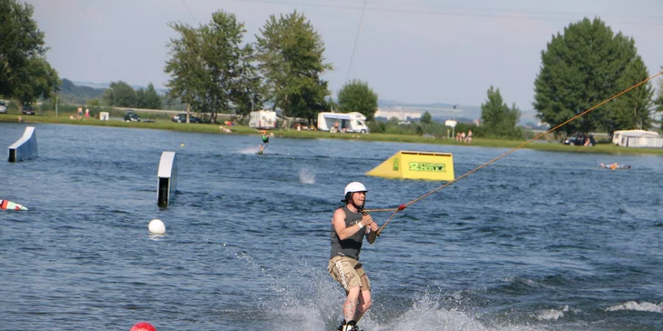 Dvě hodiny na wakeboardu včetně vybavení a instruktáže