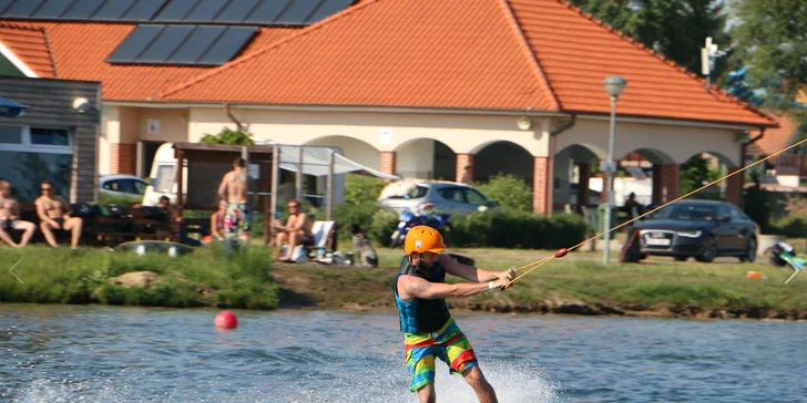 Dvě hodiny na wakeboardu včetně vybavení a instruktáže