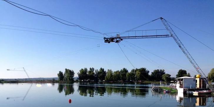 Dvě hodiny na wakeboardu včetně vybavení a instruktáže