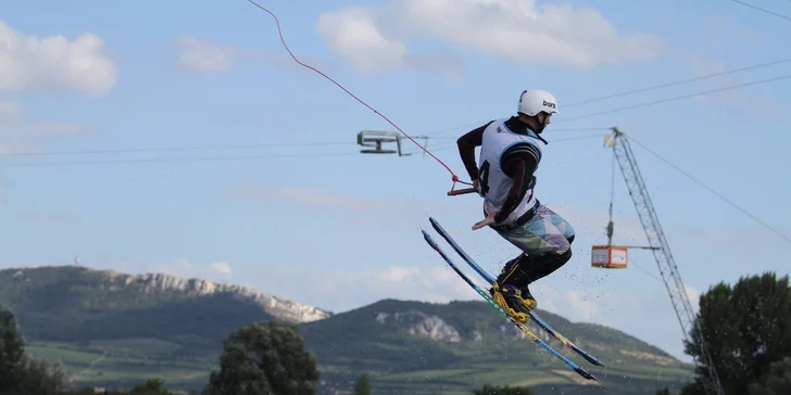 Dvě hodiny na wakeboardu včetně vybavení a instruktáže